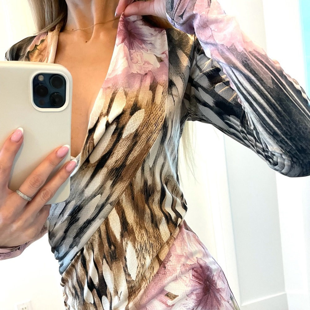 Savee Laguna Beach dress long sleeve mini XS flower / animal print silky dress - Picture 3 of 6